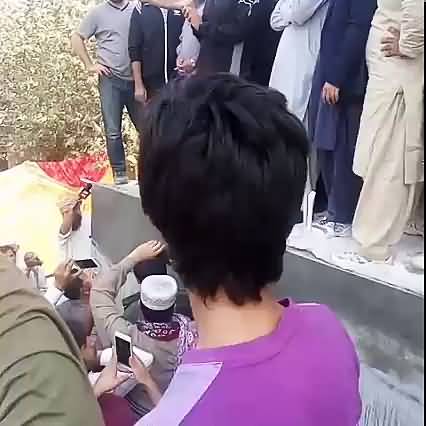 Imran Khan Workers Ke Sath Push Ups Lagatay Huay