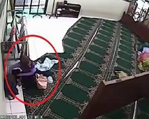Watch What This Women Is Doing in Mosque, Really Shameful & Disgusting
